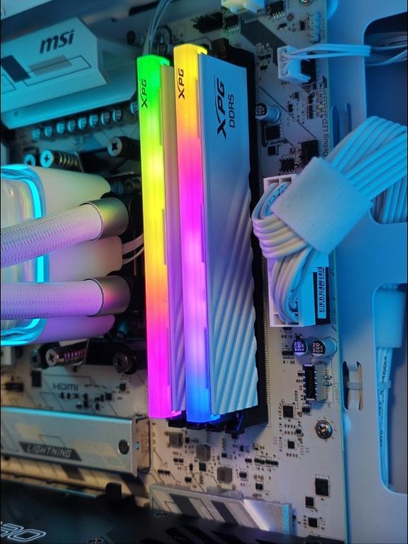 Оперативная память DDR5 с подсветкой на материнской плате